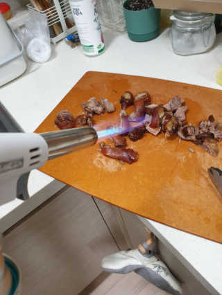 행복먹거리공작소 맥족. 맥주에 빠진 족발 550g + 마늘소스 70g — 5점을 준 리뷰어가 2020년 3월 올린 사용 사진