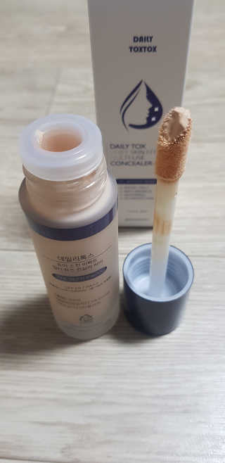 데일리톡스톡스 데일리톡스 듀이 스킨 이펙트 멀티 유즈 컨실러 비비 — 3.67점을 준 리뷰어가 2018년 4월 올린 사용 사진