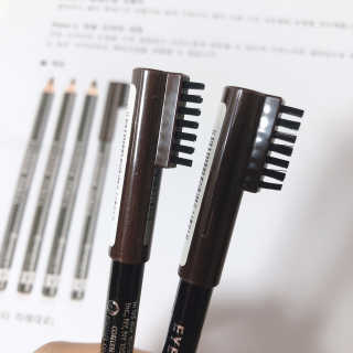 림멜 프로페셔널 아이브로우 펜슬 1+1 — 5점을 준 리뷰어가 2019년 11월 올린 사용 사진