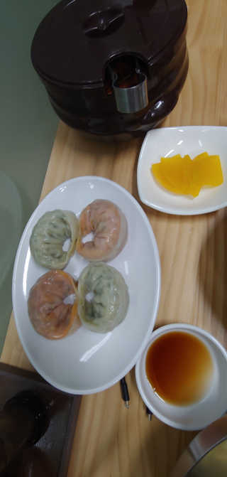 칼국수에끌림 [칼국수에 끌림] 손칼국수+비빔칼국수+왕만두4개 — 5점을 준 리뷰어가 2018년 10월 올린 사용 사진