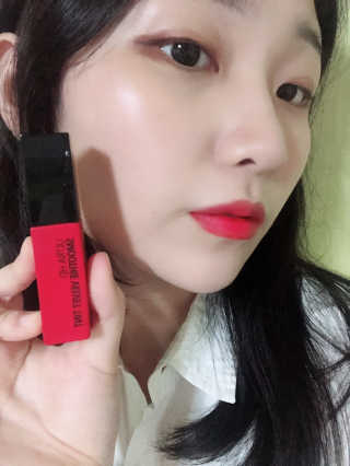 우드버리 울트라에이치디 스무디벨벳틴트 — 4.83점을 준 리뷰어가 2018년 6월 올린 사용 사진