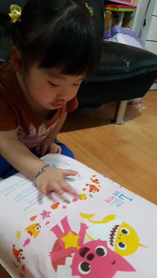 LG생활건강 토디앙 핑크퐁 팬티형 기저귀 — 5점을 준 리뷰어가 2017년 4월 올린 사용 사진