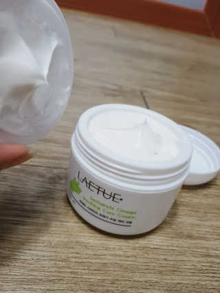 (주)이스터비엔에프 라에뜨 사차인치 오메가 크림 100ml — 3.83점을 준 리뷰어가 2018년 6월 올린 사용 사진