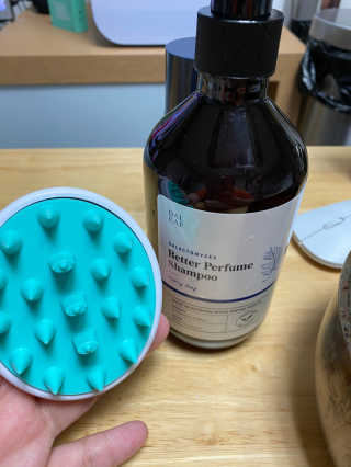 달리프 베러 퍼퓸 샴푸 1000ml 레이니데이 or 일랑로즈 — 3점을 준 리뷰어가 2020년 2월 올린 사용 사진