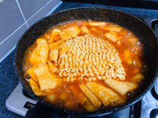홍대미미네국물떡볶이 [홍대미미네]오리지널 국물 떡볶이4팩 + 라면사리 — 5점을 준 리뷰어가 2019년 4월 올린 사용 사진