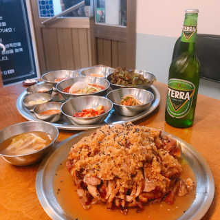 [동네맛집족발] 4개 족발 중 택1 — 1점을 준 리뷰어가 2019년 11월 올린 사용 사진