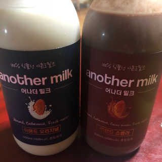 식사대용 아몬드밀크 어나더밀크 500ml X 2병 — 4.67점을 준 리뷰어가 2018년 10월 올린 사용 사진