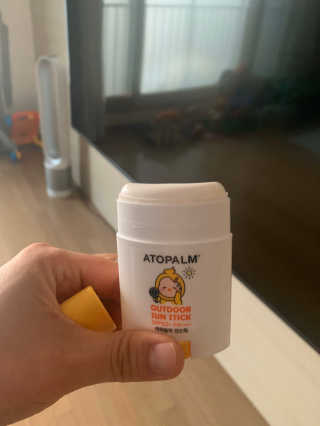 아토팜 야외놀이 선스틱 SPF50+ PA++++ — 4.5점을 준 리뷰어가 2020년 3월 올린 사용 사진