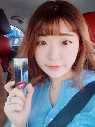 터치인솔 메탈리스트 리퀴드 포일 립스틱 5종 — 3.33점을 준 리뷰어가 2018년 3월 올린 사용 사진