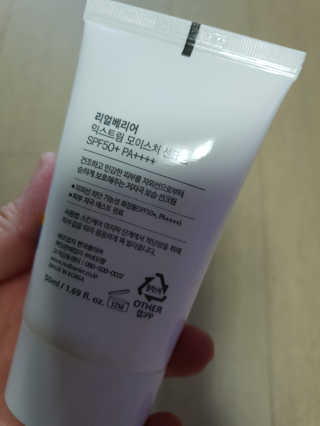 리얼베리어 익스트림 모이스처 선크림 SPF50+ PA++++ — 4점을 준 리뷰어가 2019년 4월 올린 사용 사진