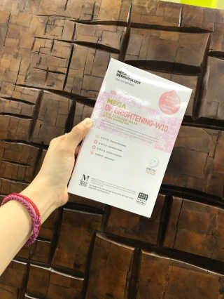 메가더마톨로지 메가닥터브라이트닝 W10 10매 — 4.67점을 준 리뷰어가 2017년 12월 올린 사용 사진