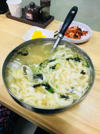 칼국수에끌림 [칼국수에 끌림] 손칼국수+비빔칼국수+왕만두4개 — 5점을 준 리뷰어가 2018년 9월 올린 사용 사진