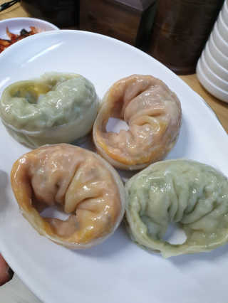 칼국수에끌림 [칼국수에 끌림] 손칼국수+비빔칼국수+왕만두4개 — 4.33점을 준 리뷰어가 2018년 10월 올린 사용 사진