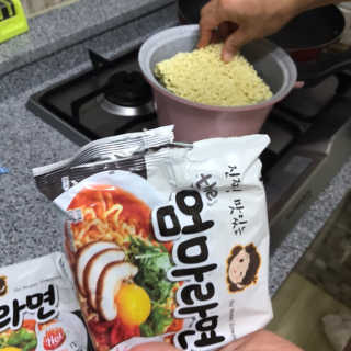 라면 그대로가 제일 맛있는 더엄마라면 — 5점을 준 리뷰어가 2019년 7월 올린 사용 사진