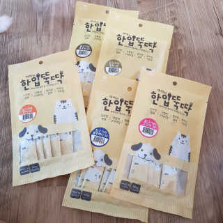 [펫토리아]짜먹는 한입뚝딱 강아지.고양이 마약간식 — 5점을 준 리뷰어가 2019년 8월 올린 사용 사진