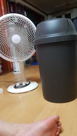 창신리빙 [프랑코 스윙 휴지통] 똑똑한 정리 수납 인테리어 — 4점을 준 리뷰어가 2019년 5월 올린 사용 사진