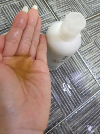 셀리본 하수오 내츄럴 프리벤션 탈모관리 샴푸 300ml — 3점을 준 리뷰어가 2019년 11월 올린 사용 사진