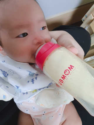유비맘 PPSU 젖병 노꼭지_260ml_컬러 랜덤 발송 — 5점을 준 리뷰어가 2020년 3월 올린 사용 사진
