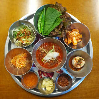 [동네맛집족발] 4개 족발 중 택1 — 5점을 준 리뷰어가 2019년 12월 올린 사용 사진
