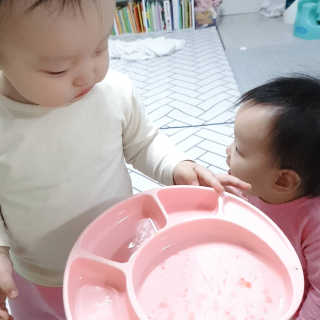 유비맘 캐릭터 실리콘 흡착 식판_색상 랜덤발송 — 4.5점을 준 리뷰어가 2020년 3월 올린 사용 사진