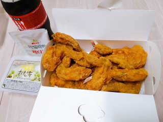 [치킨마루]-  빠사칸윙봉현미 + 콜라 500ml — 5점을 준 리뷰어가 2019년 7월 올린 사용 사진