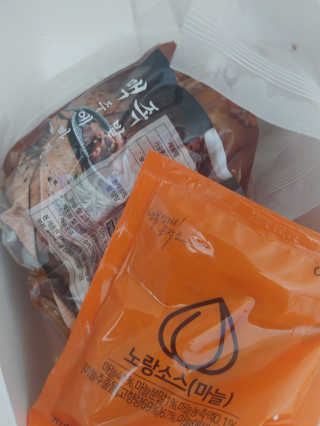 행복먹거리공작소 맥족. 맥주에 빠진 족발 550g + 마늘소스 70g — 5점을 준 리뷰어가 2020년 2월 올린 사용 사진