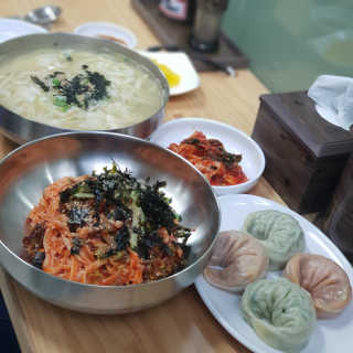 칼국수에끌림 [칼국수에 끌림] 손칼국수+비빔칼국수+왕만두4개 — 5점을 준 리뷰어가 2018년 10월 올린 사용 사진