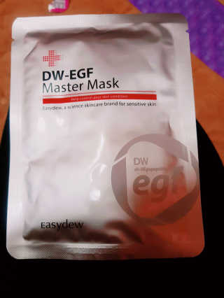 이지듀 피부재생 긴급처방 DW-EGF 마스터 마스크 — 5점을 준 리뷰어가 2018년 4월 올린 사용 사진