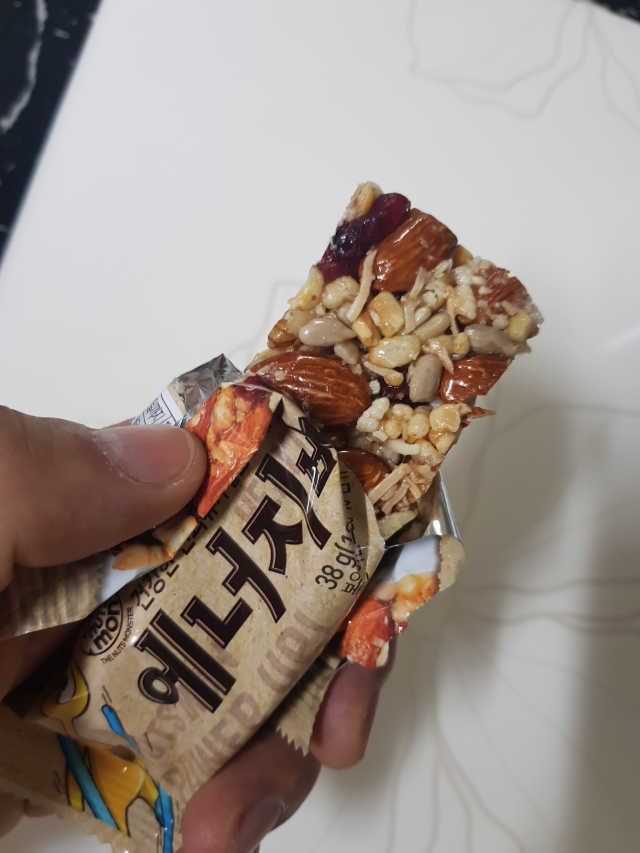 견과가 똘똘 뭉쳐들어간 넛츠몬 에너지바 1BOX 6개입 리뷰 사진