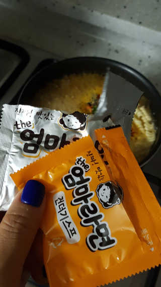 라면 그대로가 제일 맛있는 더엄마라면 — 5점을 준 리뷰어가 2019년 6월 올린 사용 사진