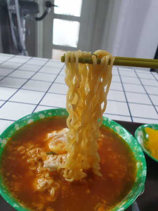 라면 그대로가 제일 맛있는 더엄마라면 — 3점을 준 리뷰어가 2019년 9월 올린 사용 사진