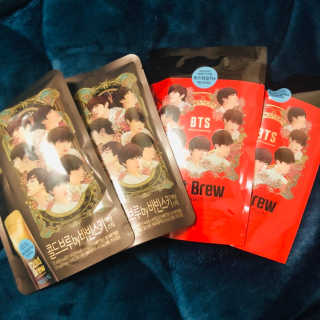 한국야쿠르트 콜드브루, 핫브루 액상스틱 BTS 일러스트 — 5점을 준 리뷰어가 2018년 11월 올린 사용 사진