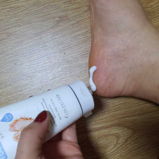 (주)에네스티 에네스티 수안수 실크스킨 풋크림 1+1 — 4점을 준 리뷰어가 2019년 10월 올린 사용 사진