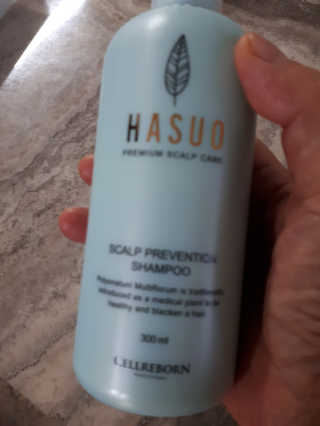 셀리본 하수오 내츄럴 프리벤션 탈모관리 샴푸 300ml — 5점을 준 리뷰어가 2019년 11월 올린 사용 사진