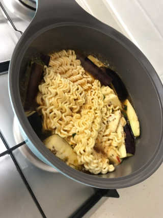 라면 그대로가 제일 맛있는 더엄마라면 — 5점을 준 리뷰어가 2019년 7월 올린 사용 사진