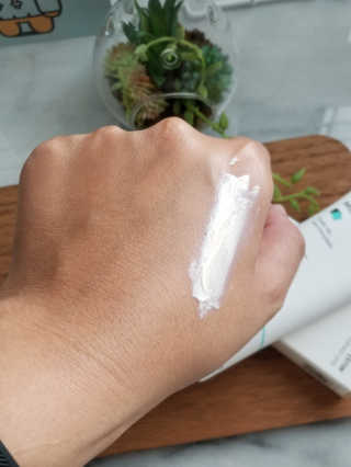 심플리스틱 스킨케어 자외선 차단제 SPF33 PA ++ — 4.67점을 준 리뷰어가 2018년 8월 올린 사용 사진