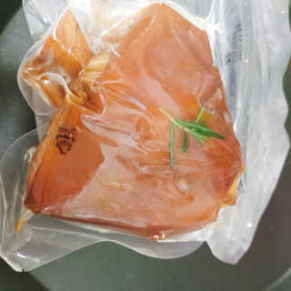 행복먹거리공작소 맥족. 맥주에 빠진 족발 550g + 마늘소스 70g — 5점을 준 리뷰어가 2020년 2월 올린 사용 사진