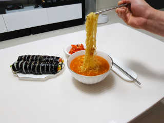 라면 그대로가 제일 맛있는 더엄마라면 — 5점을 준 리뷰어가 2019년 7월 올린 사용 사진