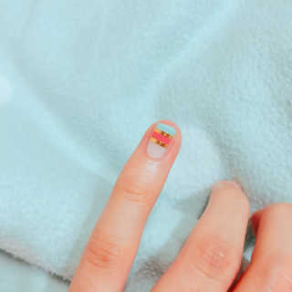 [에르나인 네일룩] 탑코트가 필요없는 젤네일스티커 — 3.5점을 준 리뷰어가 2018년 7월 올린 사용 사진