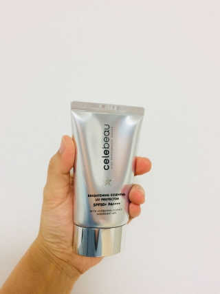 셀레뷰 브라이트닝 에센셜 UV프로텍터 SPF 50+ PA++++ — 4.33점을 준 리뷰어가 2017년 12월 올린 사용 사진