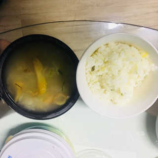 [풀무원] 사골곰탕국밥 황태해장국밥 — 1점을 준 리뷰어가 2018년 6월 올린 사용 사진