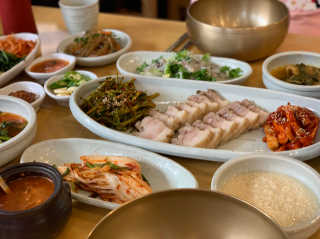 청국장과 보리밥 [청국장과보리밥] 두루치기 쌈정식or수육정식 中 택 1 — 5점을 준 리뷰어가 2018년 12월 올린 사용 사진