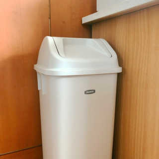 창신리빙 프랑코 퍼블릭 스윙 휴지통 10L, 25L, 35L — 5점을 준 리뷰어가 2019년 8월 올린 사용 사진