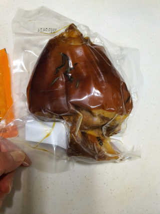 행복먹거리공작소 맥족. 맥주에 빠진 족발 550g + 마늘소스 70g — 4점을 준 리뷰어가 2020년 3월 올린 사용 사진