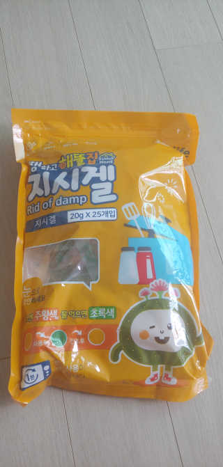 쨍하고 해뜰집 재사용 가능한 로하스 인증 지시겔 제습제 25g 20개입 — 4점을 준 리뷰어가 2019년 9월 올린 사용 사진