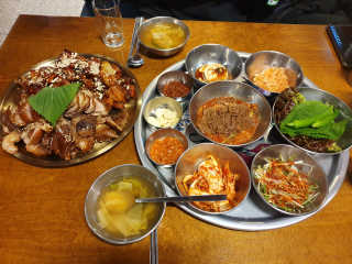 [동네맛집족발] 4개 족발 중 택1 — 5점을 준 리뷰어가 2020년 2월 올린 사용 사진
