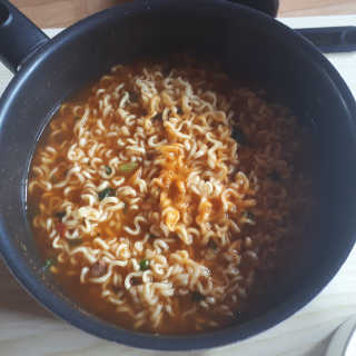 라면 그대로가 제일 맛있는 더엄마라면 — 4.5점을 준 리뷰어가 2019년 6월 올린 사용 사진