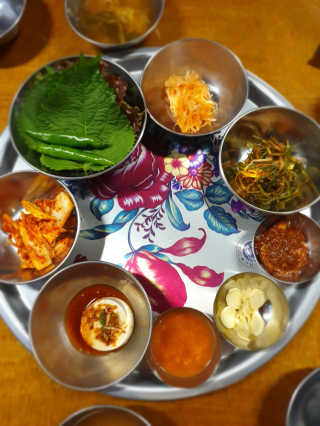 [동네맛집족발] 4개 족발 중 택1 — 4점을 준 리뷰어가 2019년 11월 올린 사용 사진