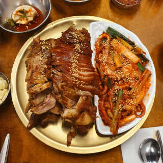 [동네맛집족발] 4개 족발 중 택1 — 5점을 준 리뷰어가 2020년 2월 올린 사용 사진