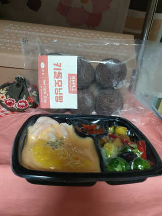 [키플] 저탄수 스리라차크림쉬림프오믈렛 도시락+모닝빵 — 3.5점을 준 리뷰어가 2020년 3월 올린 사용 사진